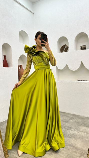 Gelbes einärmeliges  gerüschtes und besticktes Abendkleid
