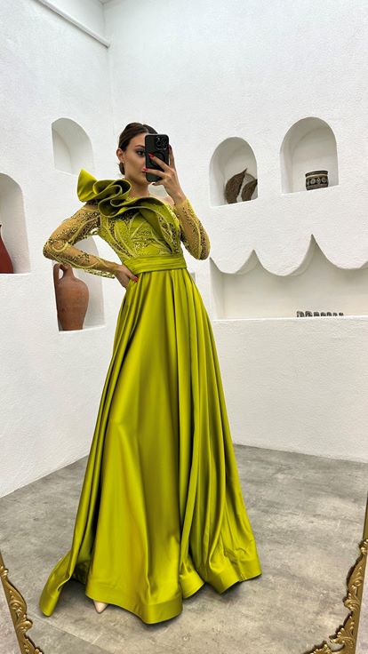 Abito da sera ricamato a manica singola giallo