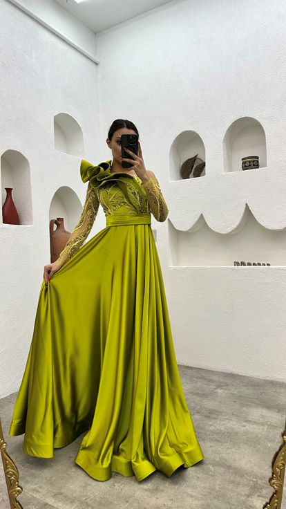 Abito da sera ricamato a manica singola giallo