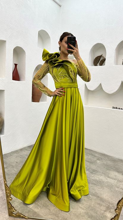 Abito da sera ricamato a manica singola giallo