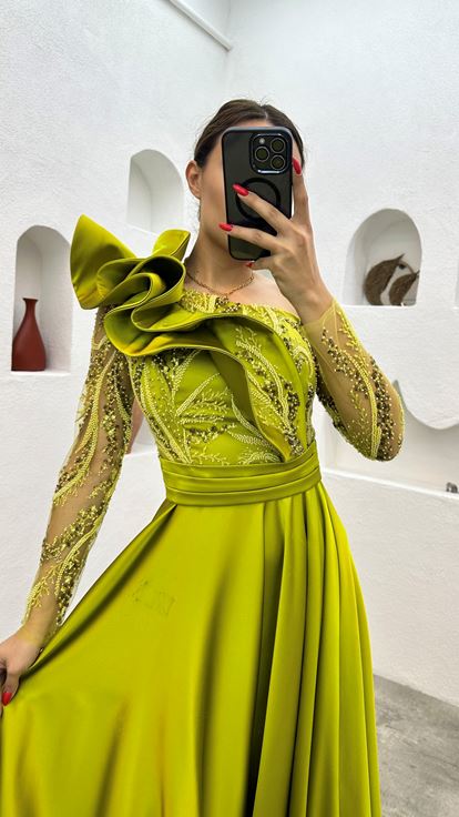 Abito da sera ricamato a manica singola giallo