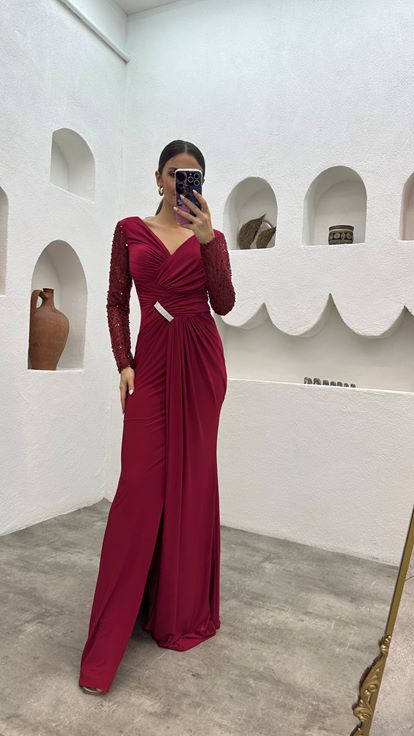 Fuşya Kolları İşlemeli Broş Detay Abiye Elbise