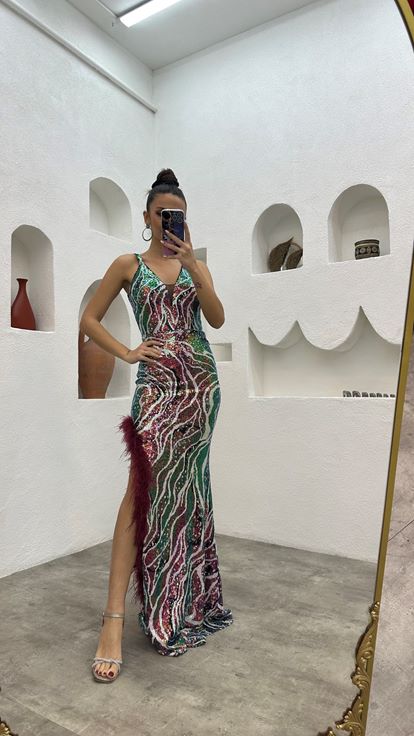 Robe de soirée bordeaux à bretelles et sequins colorés