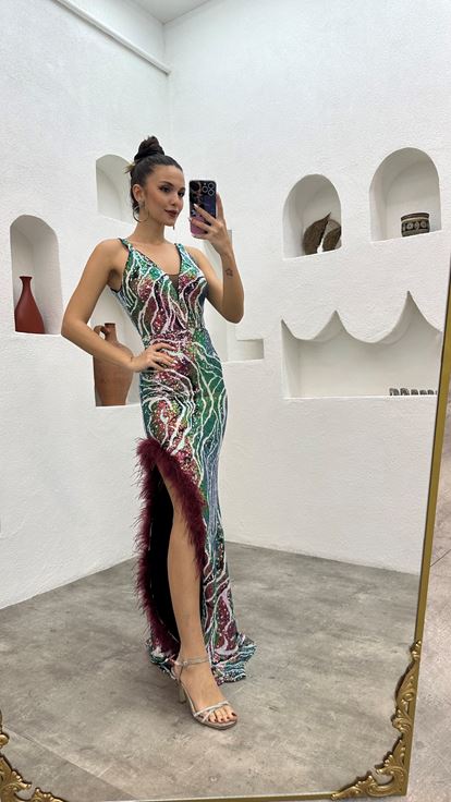 Robe de soirée bordeaux à bretelles et sequins colorés