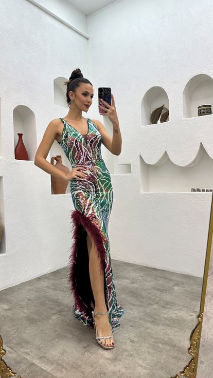 Robe de soirée bordeaux à bretelles et sequins colorés