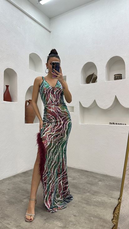 Robe de soirée bordeaux à bretelles et sequins colorés