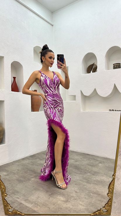 Abito da sera fucsia con spalline sottili e paillettes colorate