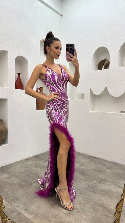 Abito da sera fucsia con spalline sottili e paillettes colorate