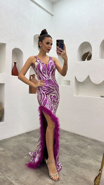 Abito da sera fucsia con spalline sottili e paillettes colorate