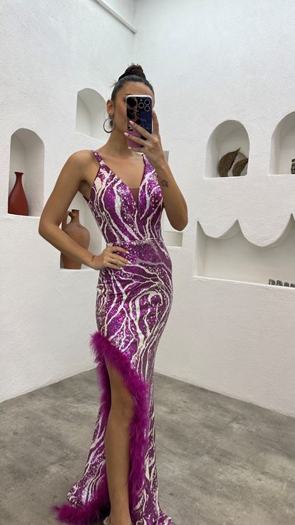 Abito da sera fucsia con spalline sottili e paillettes colorate