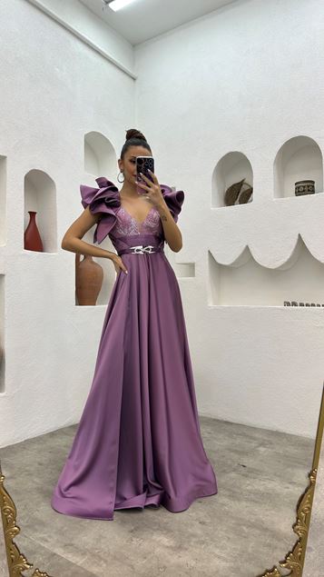 Fliederfarbenes Abendkleid aus Satin mit Rüschenärmeln