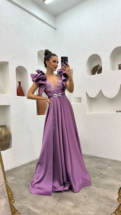 فستان سهرة من الساتان بأكمام أرجوانية