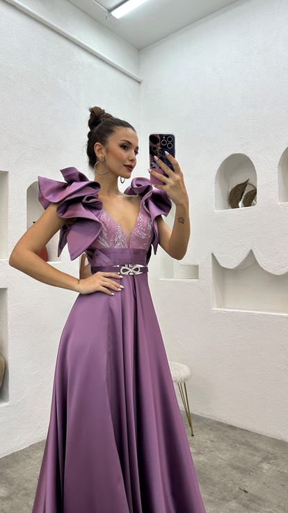 فستان سهرة من الساتان بأكمام أرجوانية