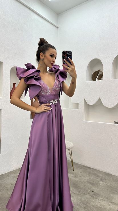 فستان سهرة من الساتان بأكمام أرجوانية