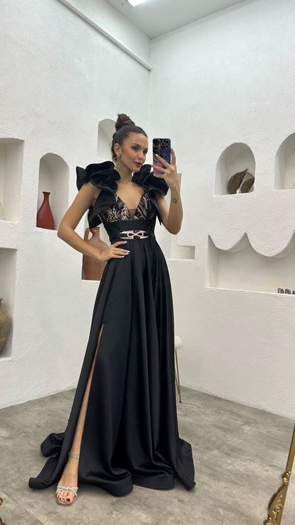 Vestido de noche de satén con volantes y mangas negras