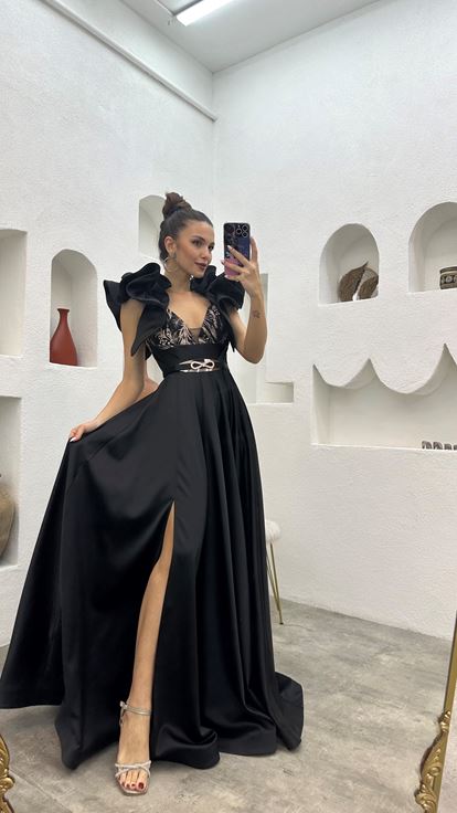 Vestido de noche de satén con volantes y mangas negras