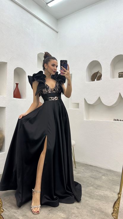 Vestido de noche de satén con volantes y mangas negras