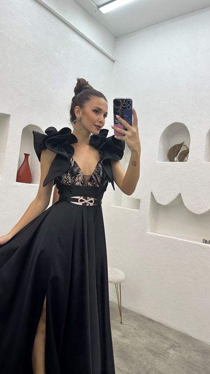 Vestido de noche de satén con volantes y mangas negras