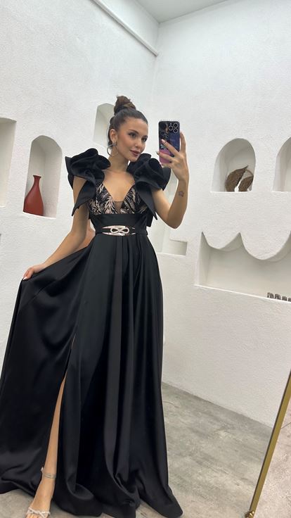 Vestido de noche de satén con volantes y mangas negras