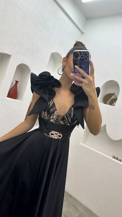 Vestido de noche de satén con volantes y mangas negras