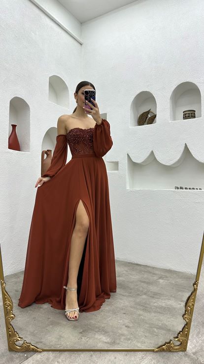Robe de soirée en mousseline brodée de carreaux