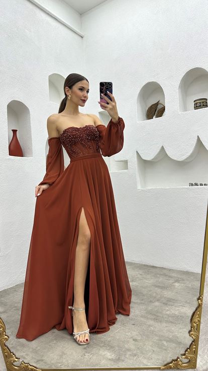 Robe de soirée en mousseline brodée de carreaux