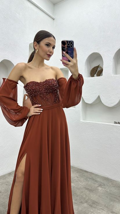 Robe de soirée en mousseline brodée de carreaux