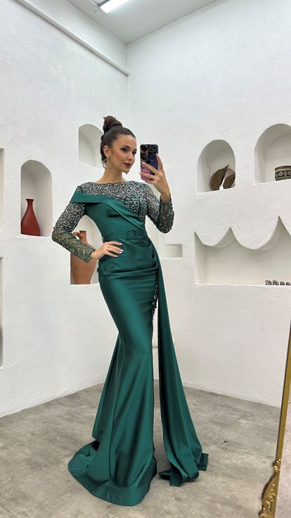 Smaragdgrünes, besticktes, langes Abendkleid mit Gürtel