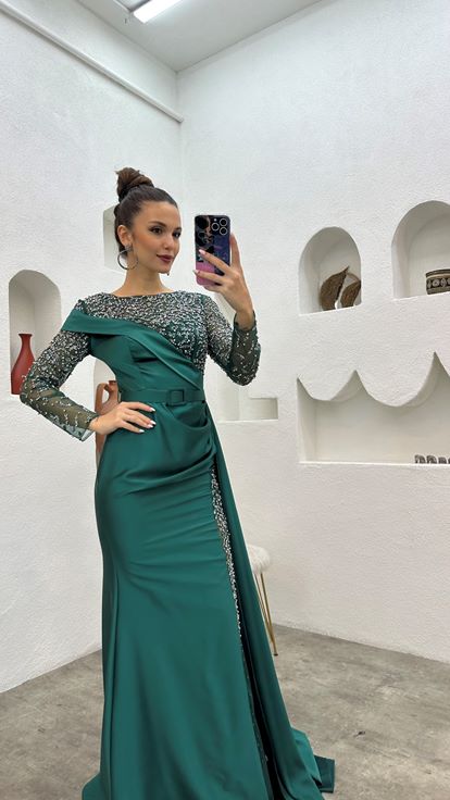 Smaragdgrünes, besticktes, langes Abendkleid mit Gürtel