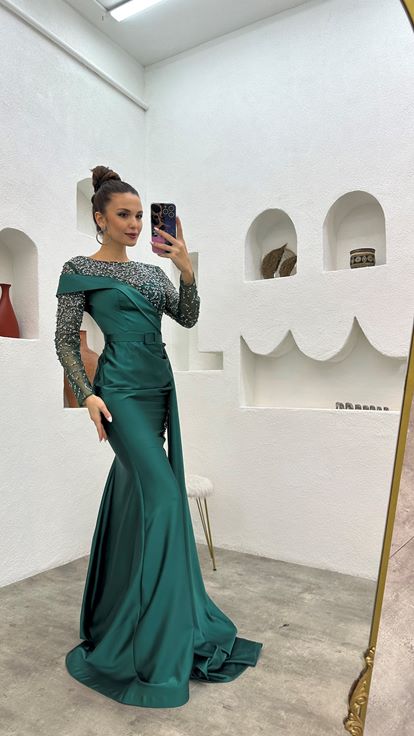 Smaragdgrünes, besticktes, langes Abendkleid mit Gürtel