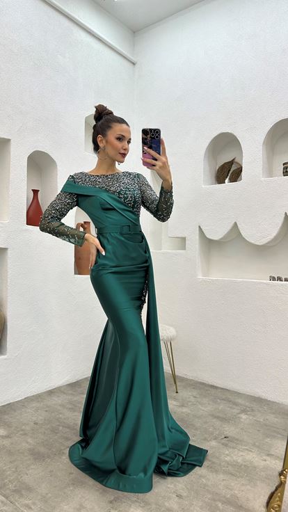 Smaragdgrünes, besticktes, langes Abendkleid mit Gürtel