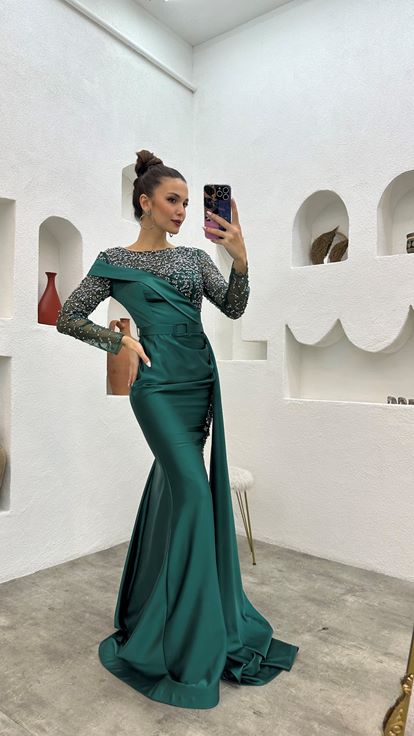 Smaragdgrünes, besticktes, langes Abendkleid mit Gürtel