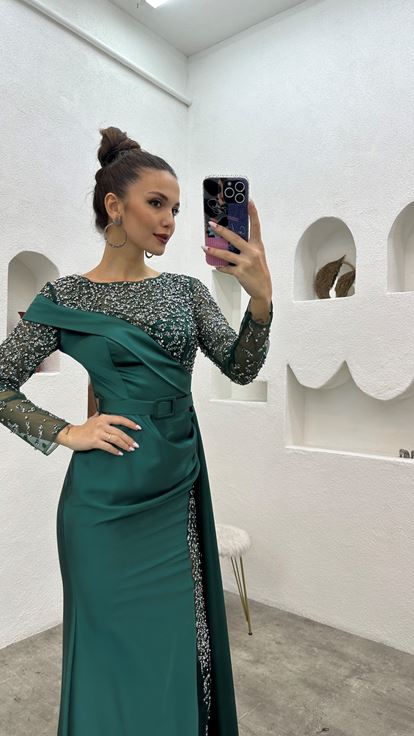 Smaragdgrünes, besticktes, langes Abendkleid mit Gürtel