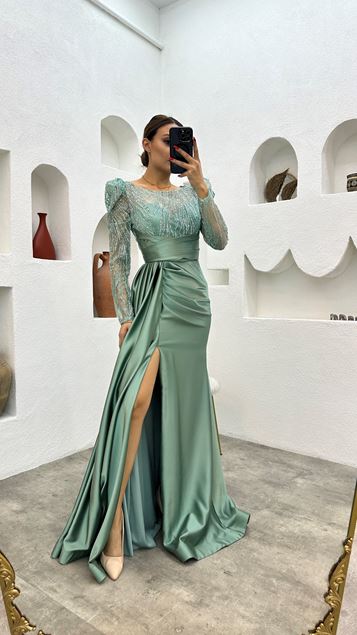 Vestido de noche de satén drapeado bordado verde menta