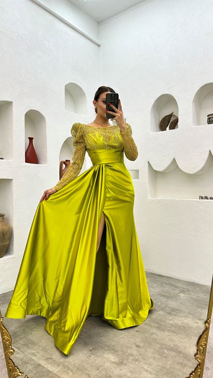 فستان سهرة من الساتان الأصفر المطرز والمنسدل