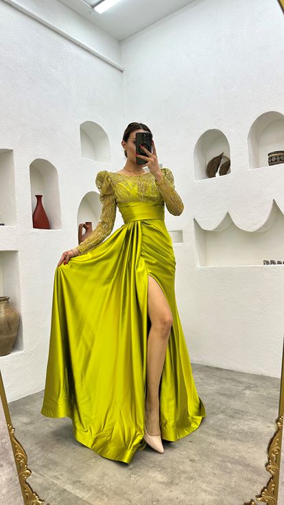 فستان سهرة من الساتان الأصفر المطرز والمنسدل