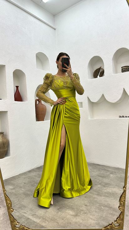 فستان سهرة من الساتان الأصفر المطرز والمنسدل