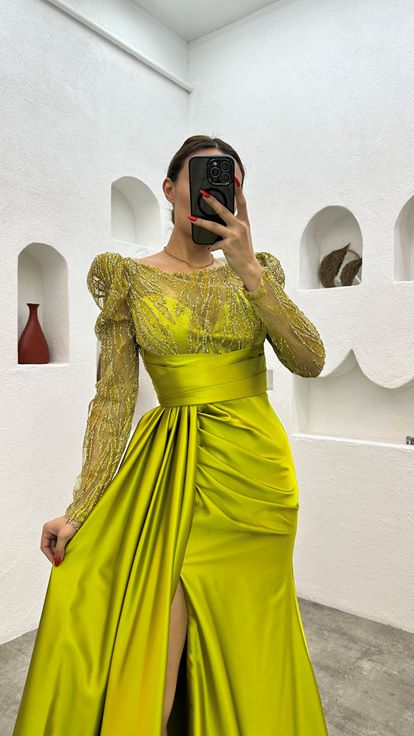 فستان سهرة من الساتان الأصفر المطرز والمنسدل