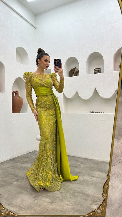 فستان سهرة مطرز بحزام أصفر