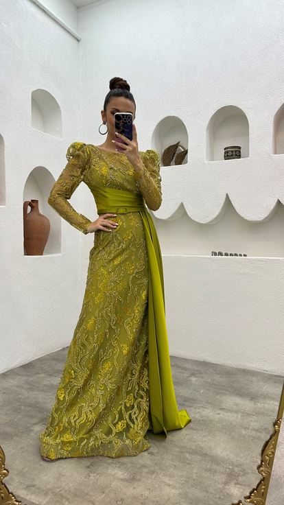 فستان سهرة مطرز بحزام أصفر