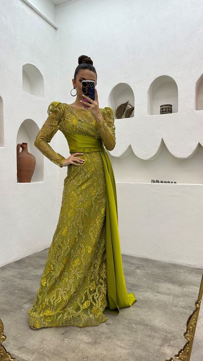 فستان سهرة مطرز بحزام أصفر