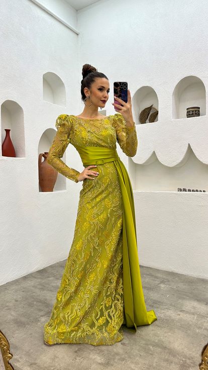 فستان سهرة مطرز بحزام أصفر