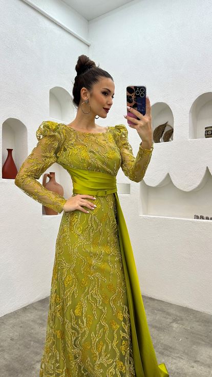 فستان سهرة مطرز بحزام أصفر