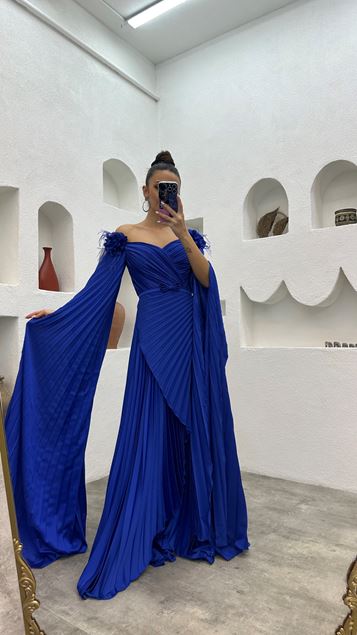 Saks Robe de soirée en satin plissé à bretelles en corde avec détails roses