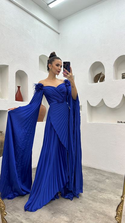 Robe de soirée plissée en satin à bretelles et détails roses Saks