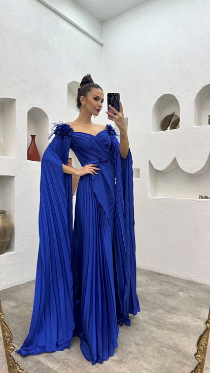 Robe de soirée plissée en satin à bretelles et détails roses Saks