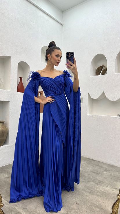 Robe de soirée plissée en satin à bretelles et détails roses Saks