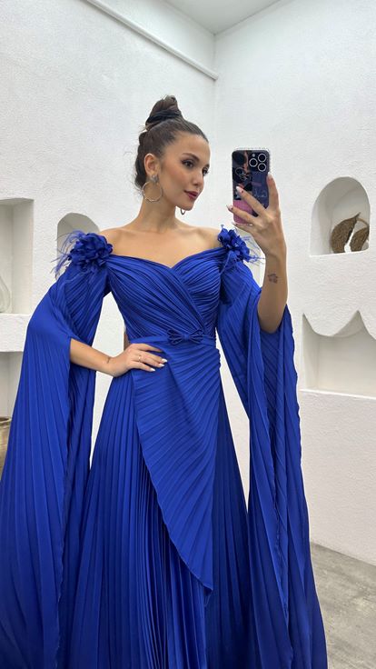 Robe de soirée plissée en satin à bretelles et détails roses Saks