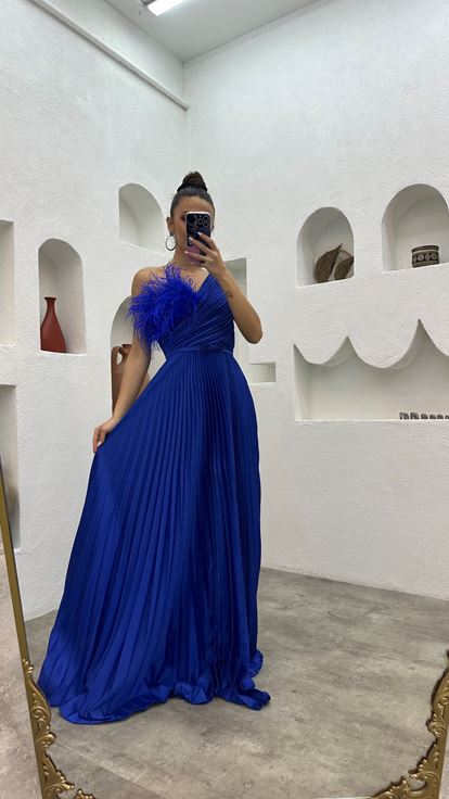 Saks One Shoulder Feather Détail Robe de soirée plissée en satin