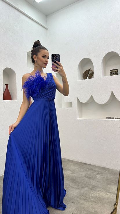 Saks One Shoulder Feather Détail Robe de soirée plissée en satin